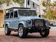 Tin tức ô tô - Chiêm ngưỡng Land Rover Defender mang đậm chất hoài cổ với &quot;trái tim&quot; của Tesla