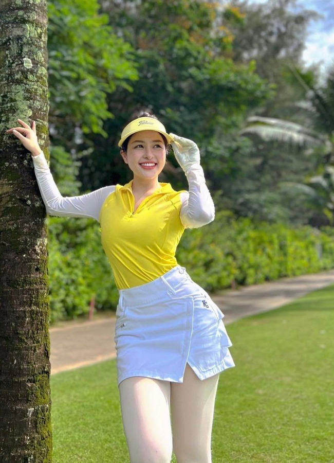 Trâm Anh chia sẻ, nếu không ra sân tập luyện, cô cũng dành khoảng 1 đến 2 tiếng để tập golf trên sân thượng, nhằm điều chỉnh tư thế, dáng đứng, cách phát bóng sao cho chuẩn.
