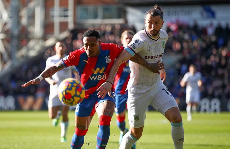 Crystal Palace (áo đỏ xanh) và Burnley trải qua một trận đấu cam go