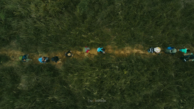 Đoàn người nối nhau băng qua những con đường mòn để khám phá cung đường trekking đẹp nhất tại tỉnh Khánh Hòa.