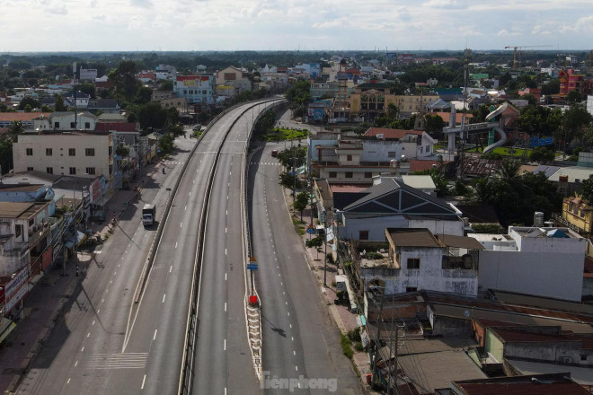 "Huyện Củ Chi nhìn bề ngoài có vẻ phát triển nhưng bên trong chủ yếu là đất nông nghiệp, hạ tầng giao thông kém phát triển. Các trục đường chính hiện nay như quốc lộ 22, tỉnh lộ 8, tỉnh lộ 15... đã quá tải, kém an toàn. Quy hoạch giao thông của Củ Chi cần tính toán lại", ông Thắng chia sẻ.