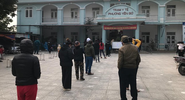 Người dân xếp hàng chờ khai báo F0 tại Trạm Y tế phường Yên Sở (Hoàng Mai, Hà Nội)