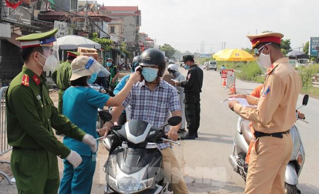 CSGT và Công an trật tự làm nhiệm vụ, kiểm tra giấy tờ người tham gia giao thông trên đường. Ảnh: Trọng Đảng