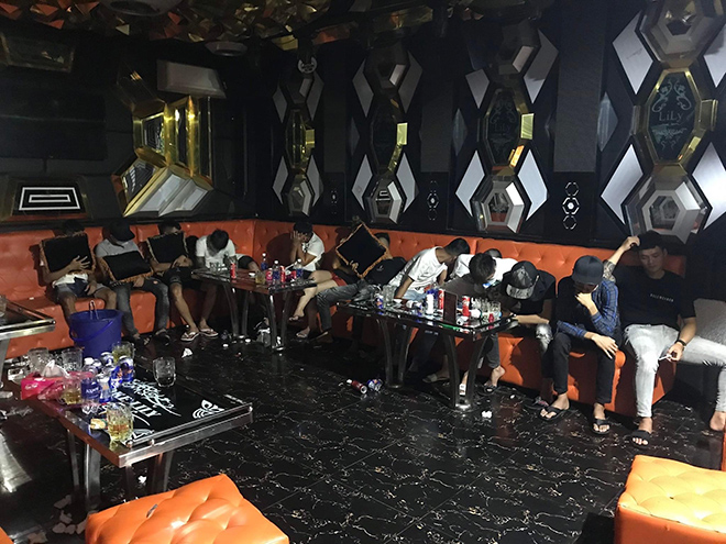 39 nam, nữ thanh niên mở tiệc thác loạn trong quán karaoke giữa đêm.
