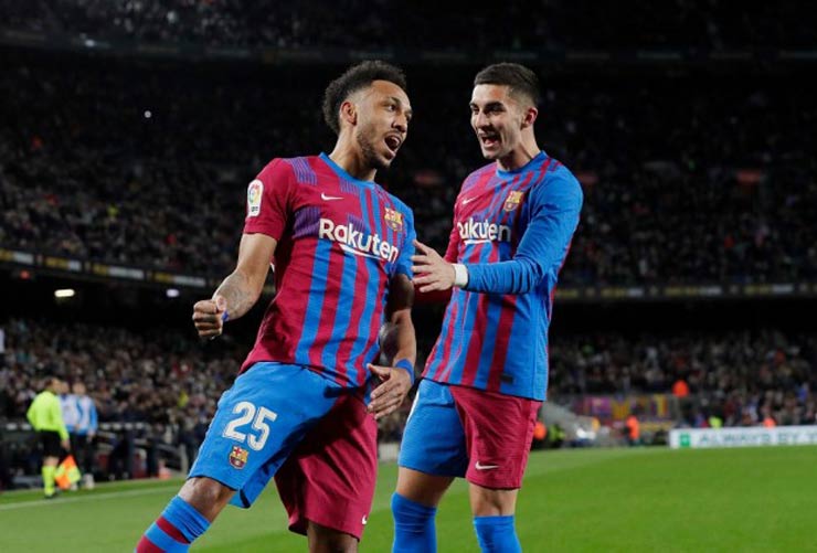 Tân binh Aubameyang (số 25) ghi bàn 3 trận liên tiếp trên mọi đấu trường cho Barcelona