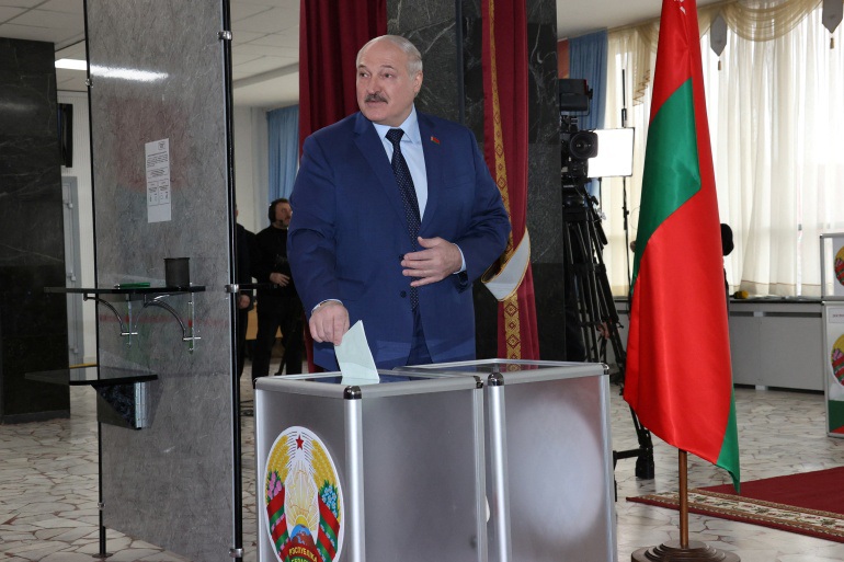 Tổng thống Belarus Alexander Lukashenko tại điểm bỏ phiếu trưng cầu ý dân hôm 27.2 (ảnh: CNN)