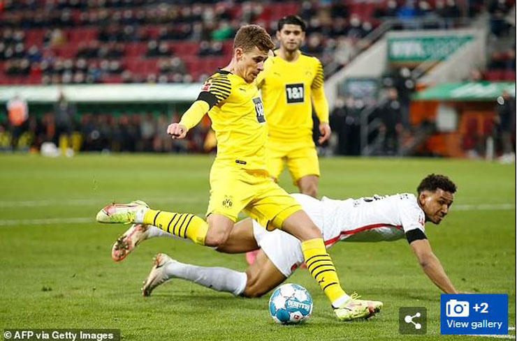 Thorgan Hazard có pha solo ghi bàn đẹp mắt đưa Dortmund dẫn trước trên sân của Augsburg phút 35