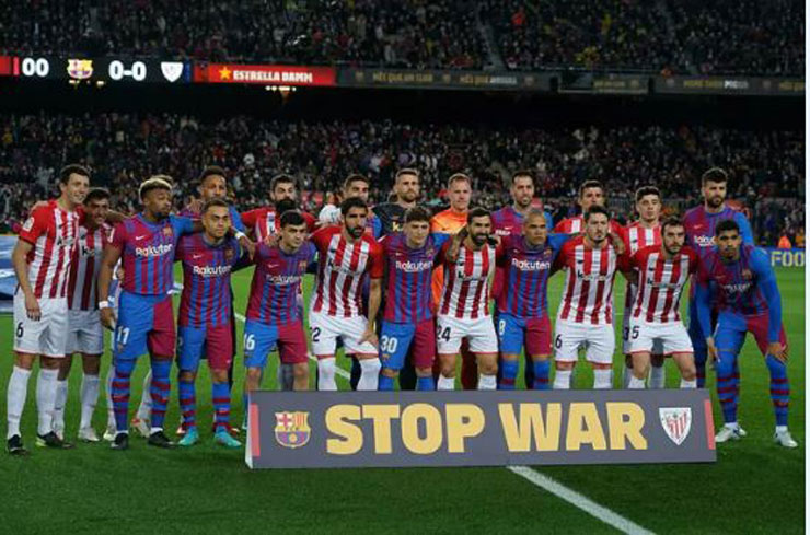 Cầu thủ Barca và Bilbao chụp ảnh trước trận cùng thông điệp kêu gọi ngừng chiến tranh khi Nga đang xung đột quân sự với Ukraine