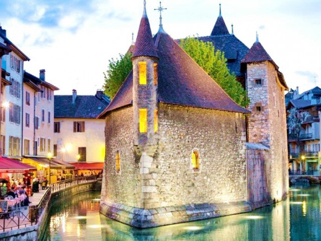 Du lịch - Khám phá thị trấn cổ bao bọc bởi dòng kênh thơ mộng ở Pháp