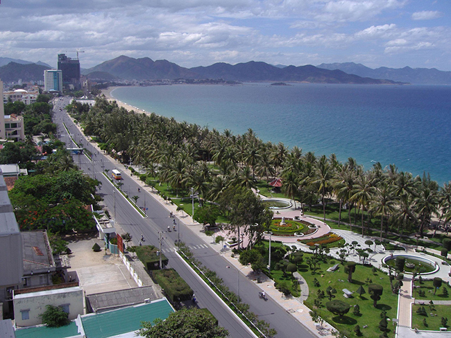 Nha Trang là thành phố nghỉ dưỡng ven biển nổi tiếng nhất Việt Nam nằm dọc theo các vịnh đẹp nhất nhì cả nước. Nơi đây có những bãi biển đẹp với cát mịn và sạch, nước biển trong vắt với nhiệt độ ôn hòa.&nbsp;
