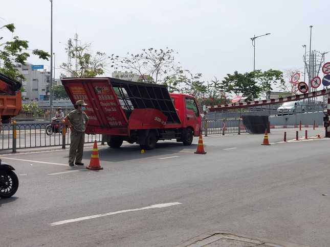 Hiện trường vụ xe tải kéo sập thanh giới hạn chiều cao trước hầm chui cầu Phạm Văn Chí (Quận 6, TPHCM).