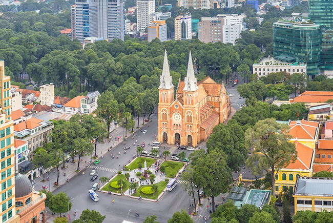 Nhà thờ Đức Bà Sài Gòn: Nhà thờ Đức Bà được xây dựng vào cuối thế kỷ 19 mang phong cách tân Romanesque và chịu ảnh hưởng rõ nét của kiến ​​trúc châu Âu cùng thời. Trên thực tế, nhiều nguyên vật liệu sử dụng để xây dựng nhà thờ được nhập khẩu trực tiếp từ Pháp.&nbsp;
