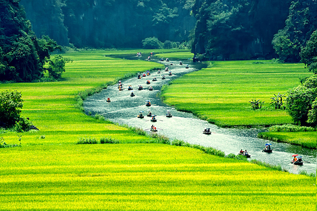 Tam Cốc: Tam Cốc ẩn mình trong cảnh quan tuyệt đẹp của vách đá vôi và cánh đồng lúa cũng như dòng sông uốn lượn xung quanh. Các hang động được gọi là Hang Cả, Hang Hai và Hang Ba đều là điểm thu hút chính của khu du lịch.&nbsp;
