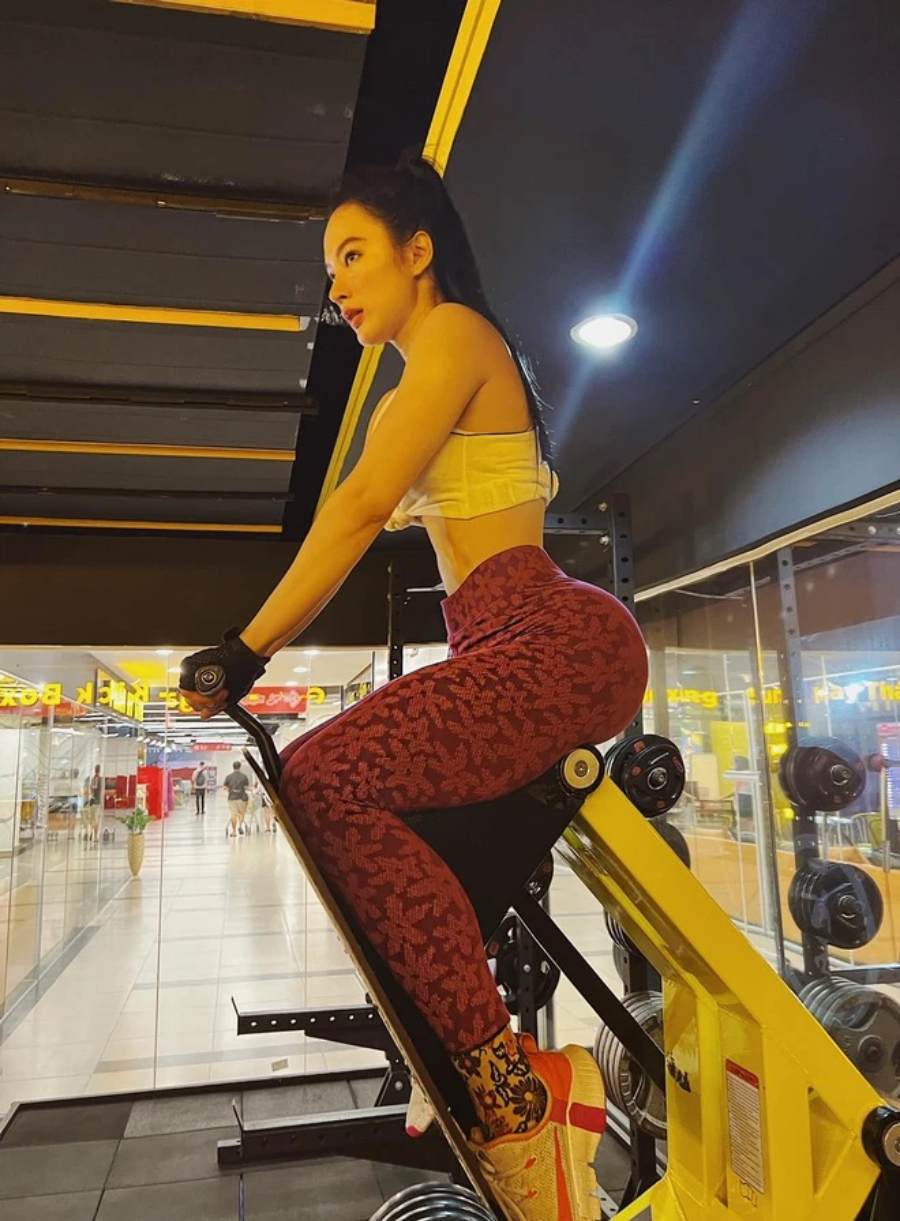 Angela Phương Trinh khoe vòng 3 ấn tượng trong phòng gym.