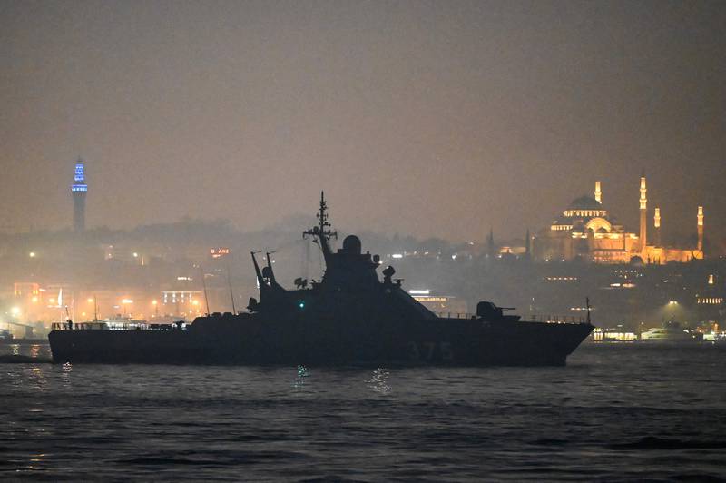 Tàu hải quân Nga đi qua eo biển&nbsp;Bosphorus để vào BIển Đen ngày 16.2.