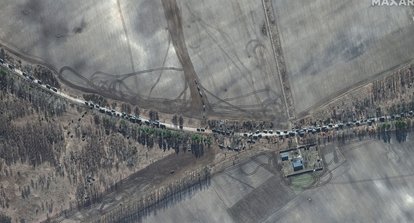Đoạn cuối của đoàn xe quân sự Nga trong bức ảnh vệ tinh chụp lại hôm 28.2.