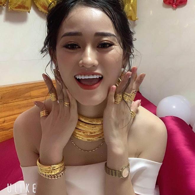 Cô dâu Nghệ An đeo vàng trĩu cổ trong ngày cưới