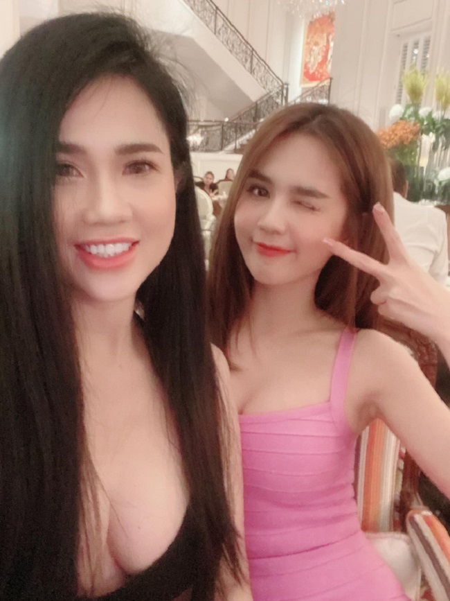 Thường xuyên xuất hiện bên cạnh em gái Ngọc Trinh, Ngọc Bích cũng nhận được nhiều chú ý bởi gương mặt xinh đẹp, thân hình gợi cảm không kém mỹ nhân showbiz nào.
