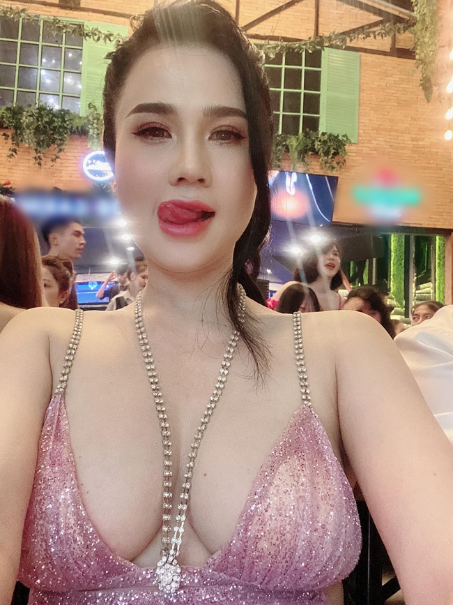 Ngọc Bích có phong cách thời trang quyến rũ không kém em gái Ngọc Trinh. Cô chuộng diện váy sexy với thiết kế khoe vòng 1 táo bạo.
