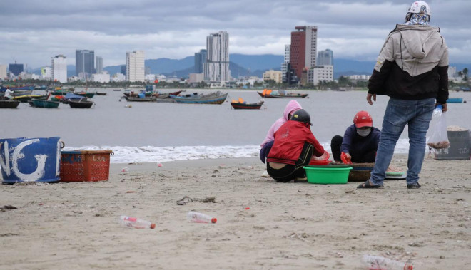 Tiểu thương hòa lẫn chất lỏng phẩm màu đỏ vào ruốc khiến người dân bất an - 3