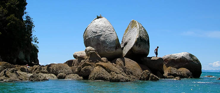 1. Split Apple Rock là một tảng đá có hình dạng quả táo cắt làm đôi ở vịnh Tasman, New Zealand.
