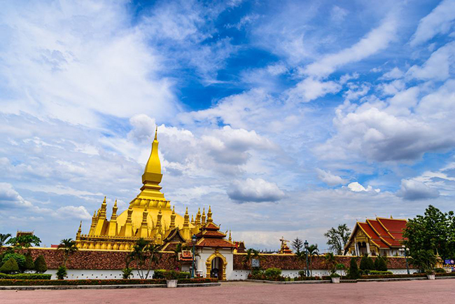 Viêng Chăn: Viêng Chăn là thủ đô của Lào và từng là một trung tâm thương mại cũ của Pháp trong thời kỳ thuộc địa, do đó nó có một khu phố cổ của Pháp rất thú vị để khám phá, cũng như các khu chợ và đền thờ rộng lớn như Wat Si Saket.
