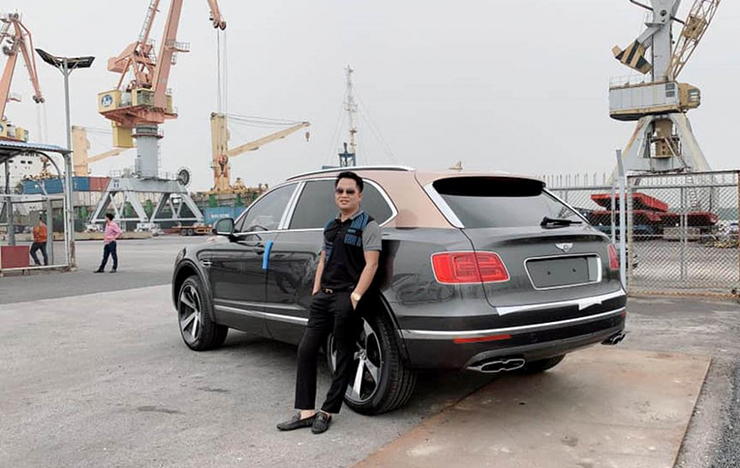 Với chiếc Bentley Bentayga V8, nữ đại gia tiết lộ là &#34;rất đắt tiền&#34; và &#34;đắt gấp mấy lần chiếc Cadillac&#34;. Đây là chiếc Bentley Bentayga V8 phiên bản kỷ niệm 100 năm độc nhất tại Việt Nam tính tới thời điểm hiện tại.
