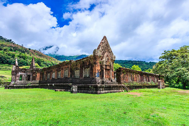 Wat Phu: Wat Phu là một ngôi đền Khmer tuyệt đẹp nằm gần núi Phu Kao ở tỉnh Champasak của Lào. Đây là một ngôi đền Hindu được xây dựng từ thế kỷ 11 đến thế kỷ 13 và đây sẽ là một vị trí chiến lược trong vương quốc Khmer hùng mạnh kéo dài từ Angkor ở nước láng giềng Campuchia.
