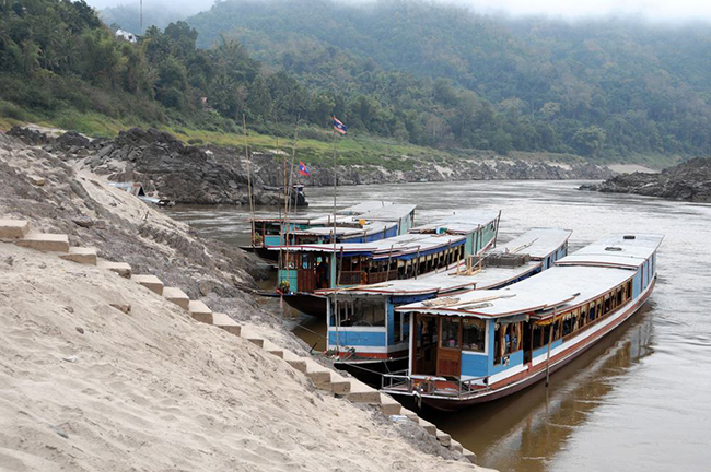 Pakbeng: Pakbeng nằm giữa Luang Prabang và Huay Xai. Có một số nhà hàng đẹp trong thị trấn nhìn ra sông này và đây là một nơi tuyệt vời để đến thưởng thức bia lạnh trong khi ngắm hoàng hôn trên sông Mekong hùng vĩ.
