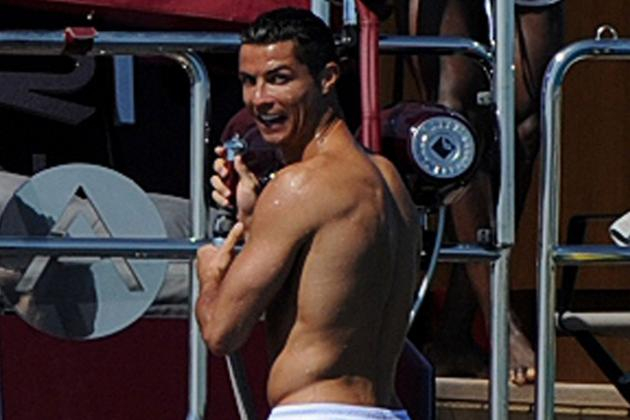 Ronaldo khoe clip nhạy cảm, vô tư "tắm tiên" trước 700.000 fan theo dõi