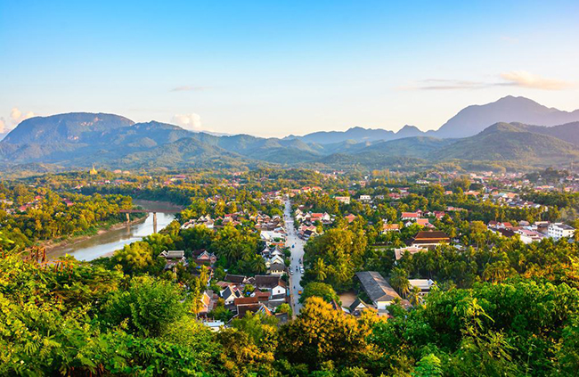 Luang Prabang: Luang Prabang là một thị trấn nằm trên sông Mekong và sông Khan hùng vĩ. Thị trấn còn được biết đến với những quán cà phê phong cách châu Âu nhỏ xinh tuyệt đẹp nằm dọc theo bờ sông và khu vực này đã được UNESCO công nhận là Di sản Thế giới.
