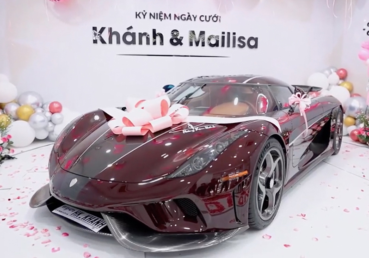 Chiếc xe trở thành siêu xe đắt đỏ nhất đang có mặt tại Việt Nam, soán ngôi chiếc Pagani Huayra của Phạm Trần Nhật Minh.
