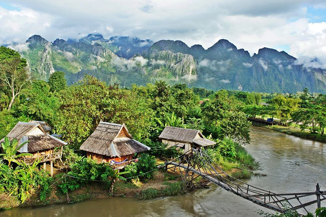 Vang Vieng: Vang Vieng nằm giữa Viêng Chăn và Luang Prabang và là một trong những địa điểm du lịch ba lô không thể bỏ lỡ ở Lào. Khu vực này còn khá hoang dã với&nbsp;khung cảnh cuộc sống về đêm sôi động đáng ngạc nhiên.
