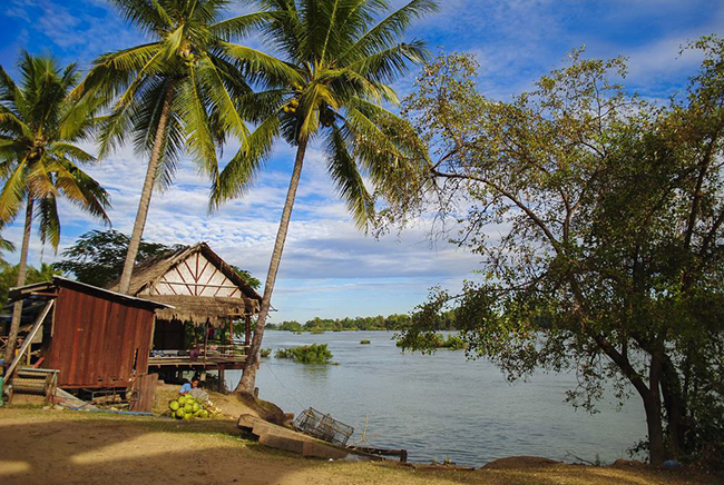 Quần đảo Si Phan Don: Lào được biết đến là nơi không có đường bờ biển nên nghe có vẻ lạ khi đây là quê hương của Quần đảo Si Phan Don. Các hòn đảo này là do sông Mekong tạo nên và có kích thước khác nhau.&nbsp;
