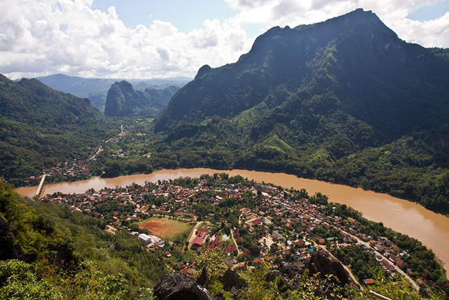 Nong Khiaw: Nong Khiaw là một địa điểm đẹp và còn được coi là một trong những nơi tốt nhất để ghé thăm nếu bạn yêu thích sự yên tĩnh tuyệt đối. Tại đây, bạn sẽ tìm thấy những địa điểm&nbsp;đi bộ và đi bộ đường dài tuyệt vời, và bạn có thể dành thời gian đạp xe quanh những ngôi làng xinh đẹp.
