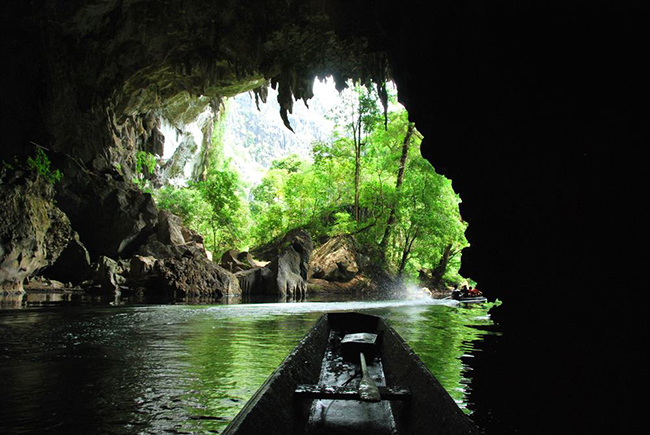 Tham Kong Lo: Tham Kong Lo là một phần của vườn quốc gia Phu Hin Bun rộng lớn. Công viên và hang động nằm dọc theo sông Phu Hin Bun này được cho là một trong những công trình ngoạn mục nhất ở Đông Nam Á.
