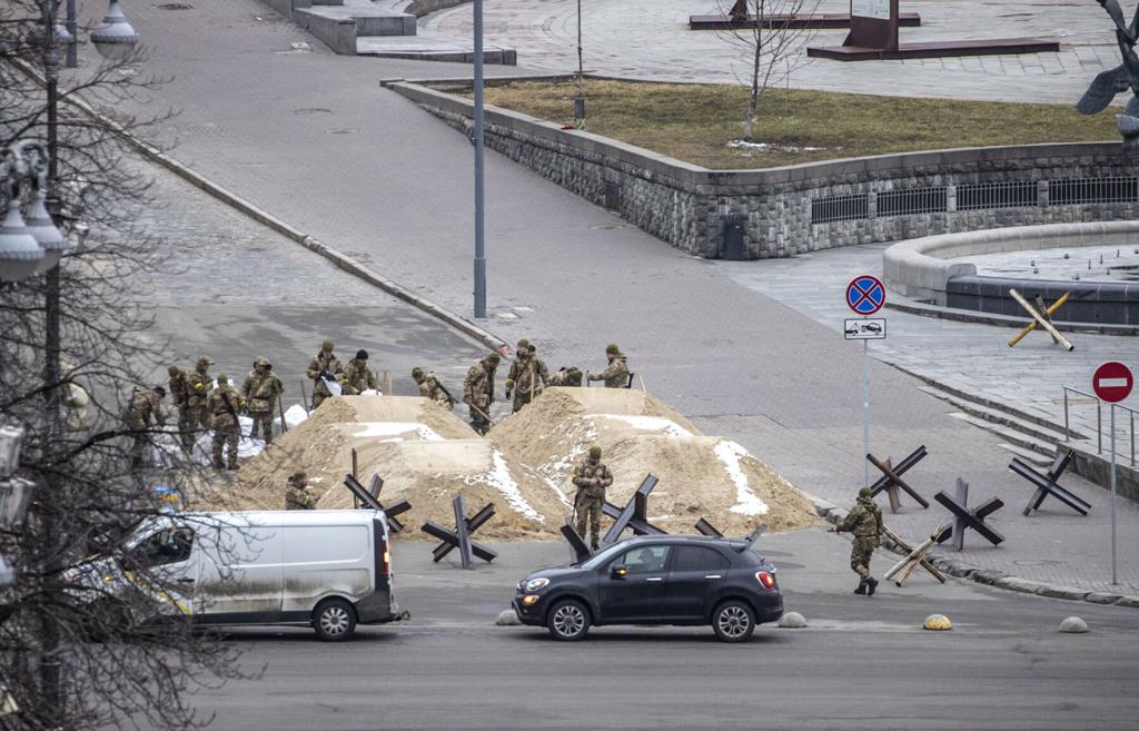 Quân đội Ukraine chuẩn bị đối phó quân&nbsp;Nga ở Kiev (ảnh: CNN)