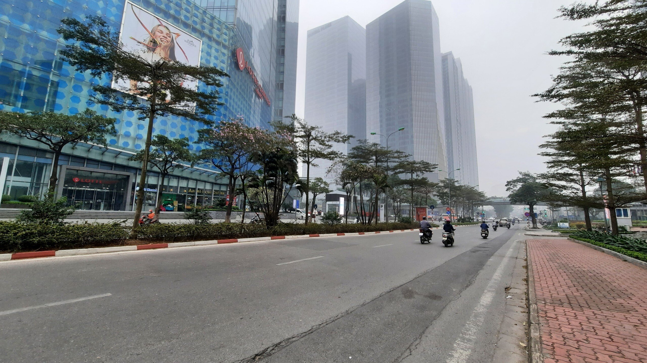 Vài ngày trở lại đây, số ca mắc Covid-19 ở Hà Nội liên tục tăng lên tới hơn 10.000 ca/ngày, đường phố Hà Nội trở nên vắng vẻ hơn dù không có lệnh giãn cách hay hạn chế người dân ra đường.