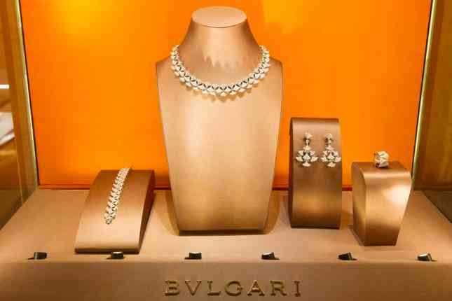 Trong một cửa hàng của thương hiệu thời trang cao cấp Bvlgari. (Ảnh: Bloomberg)