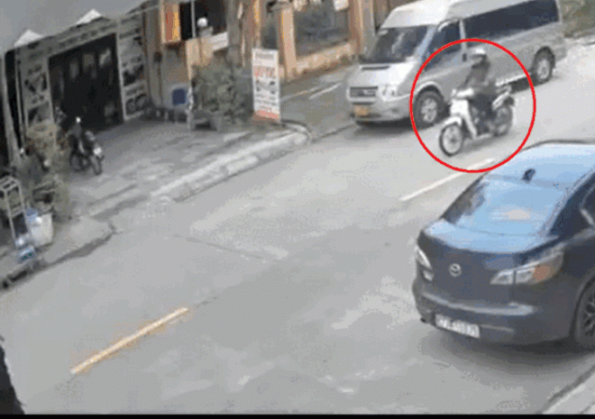 Clip: Tham của rơi trên đường, lái xe máy bị xe sau tông ngã - 1