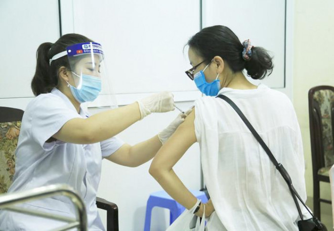 Tiêm vaccine Covid-19 cho người dân Hà Nội. Ảnh minh họa: Tạ Hải