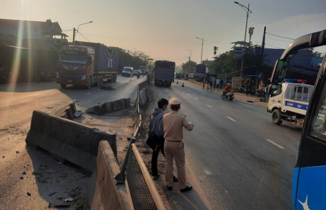 Vị trí dải phân cách ô tô tải đâm trước khi lao vào nhà dân phía trước