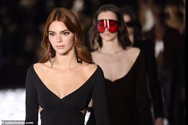 Kendall Jenner đẹp như nữ thần trên sàn catwalk, sắc vóc xứng tầm siêu mẫu đắt giá nhất - 5