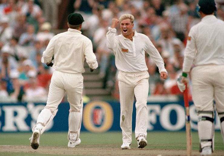 Shane Warne (giữa) là 1 VĐV cricket tài năng khi còn thi đấu