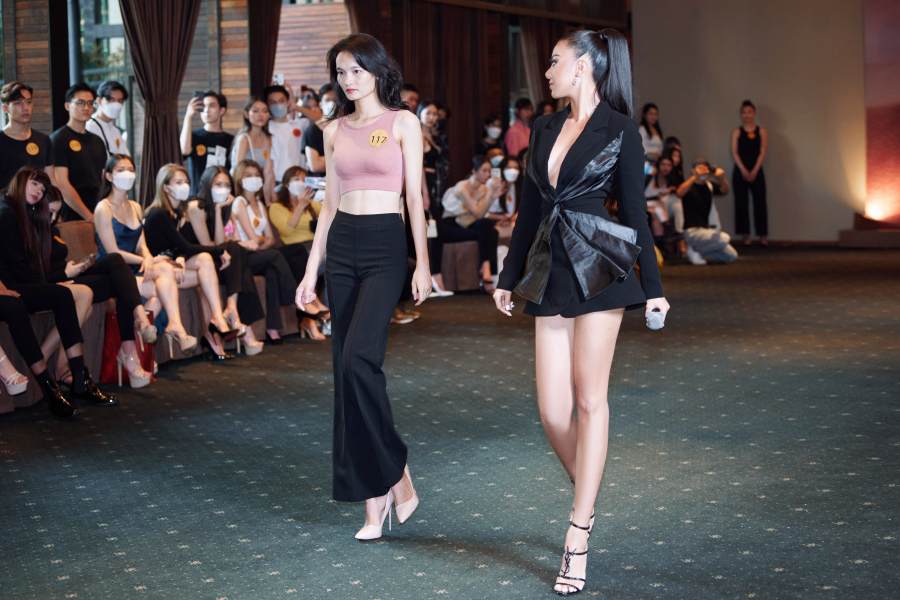 Kim Duyên thị phạm catwalk cho thí sinh.