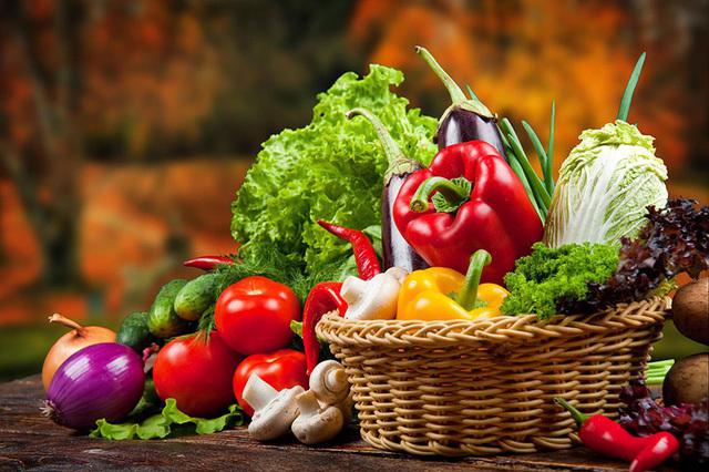 Rau xanh và trái cây giúp tăng cường khả năng miễn dịch.