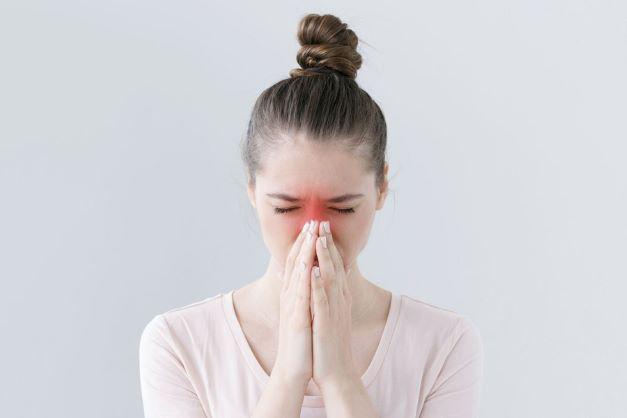Ngạt mũi là triệu chứng thường gặp ở người nhiễm SARS-CoV-2 (ảnh minh họa).