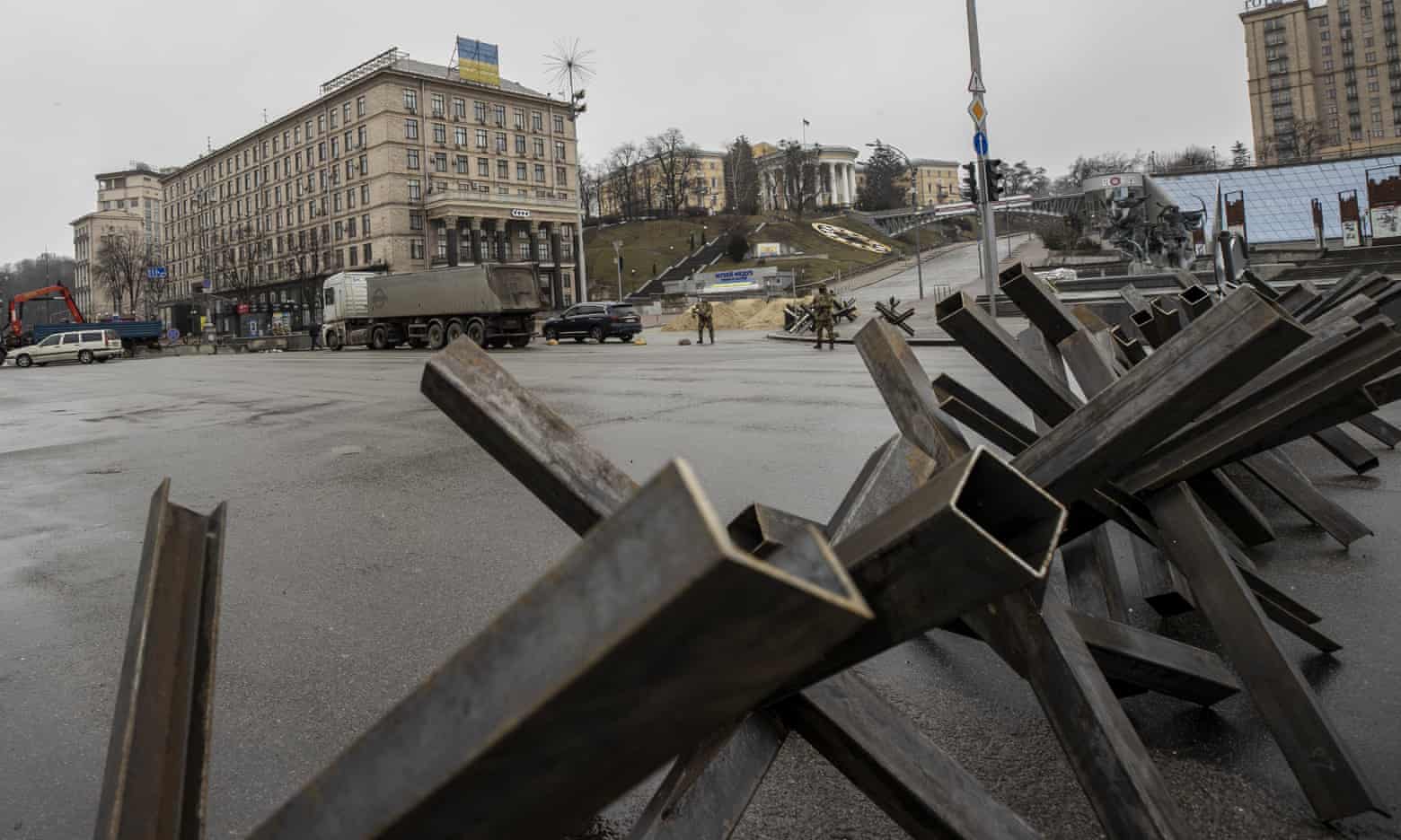 Hàng rào chống xe tăng ở Kiev (Ukraine) (ảnh: CNN)