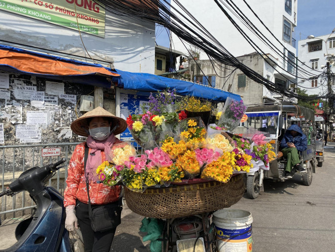 Theo các tiểu tương, có thể vì dịch COVID-19 mà người tiêu dùng lựa chọn những mặt hàng thiết thực hơn để tặng quà, như kit test, nước súc miệng… Ảnh: Mỹ Duyên