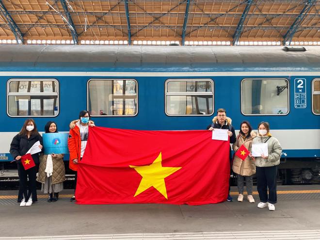 Nhóm sinh viên ở Budapest hỗ trợ người Việt ở biên giới Ukraine - Hungary